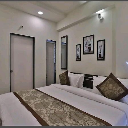 Oyo 80228 Hotel Richa Halol Экстерьер фото