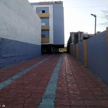 Oyo 80228 Hotel Richa Halol Экстерьер фото