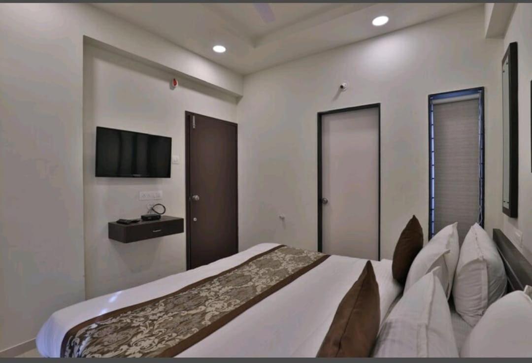Oyo 80228 Hotel Richa Halol Экстерьер фото