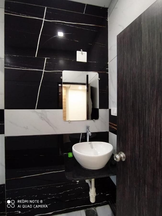 Oyo 80228 Hotel Richa Halol Экстерьер фото
